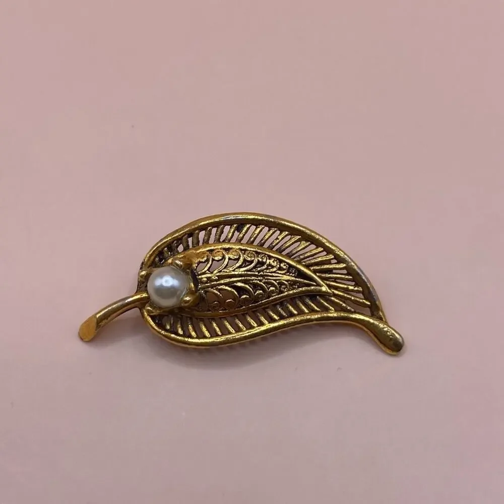 Vintage gold tone design metal leaf with faux Pearl brooch pin